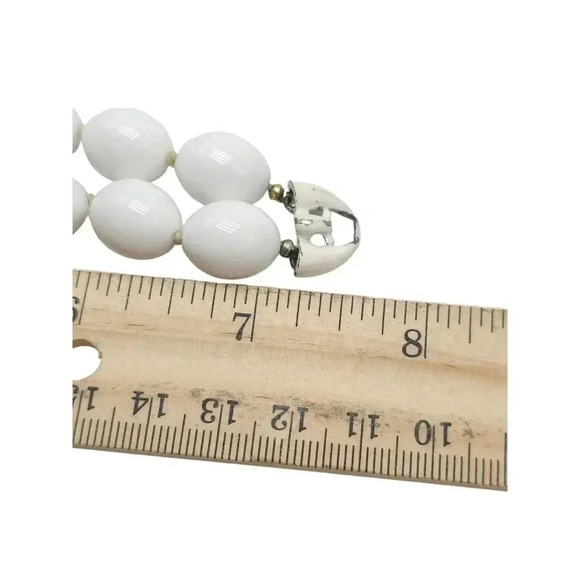 Trifari Double Stranded White Lucite Bead Bracelet Gold Tone Closure Vintage - Picture 6 of 6